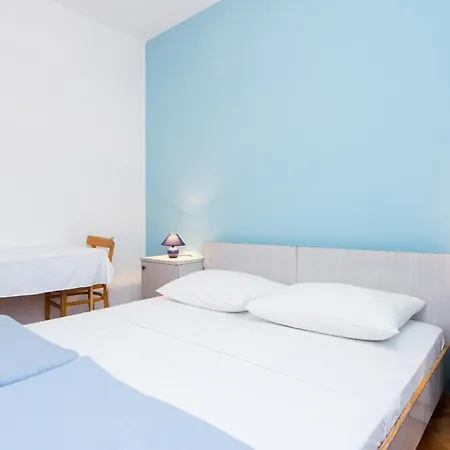 S Velikim Dvoristem Punat