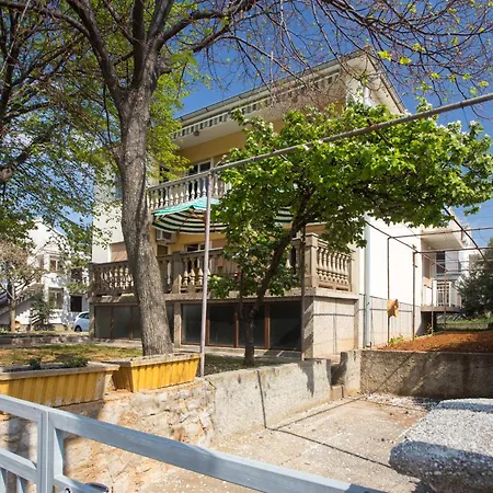 S Velikim Dvoristem Punat